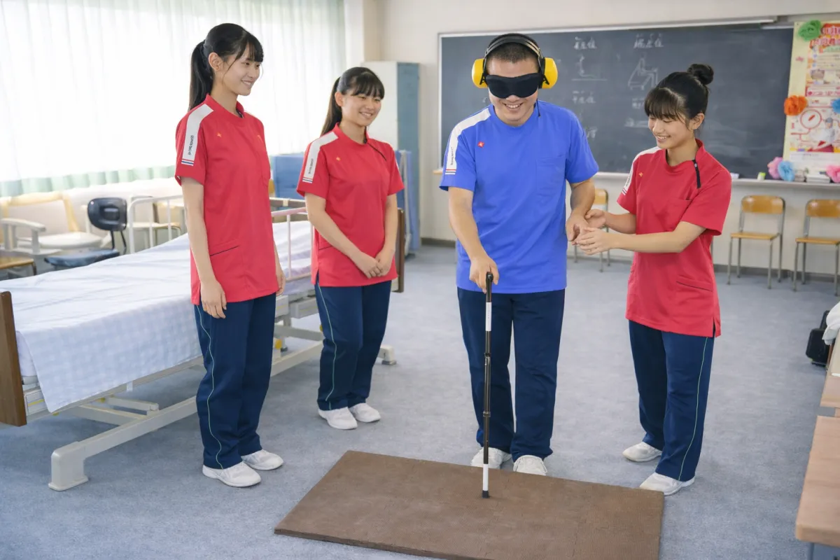 千葉学芸高等学校 福祉コースの歩行介助実習