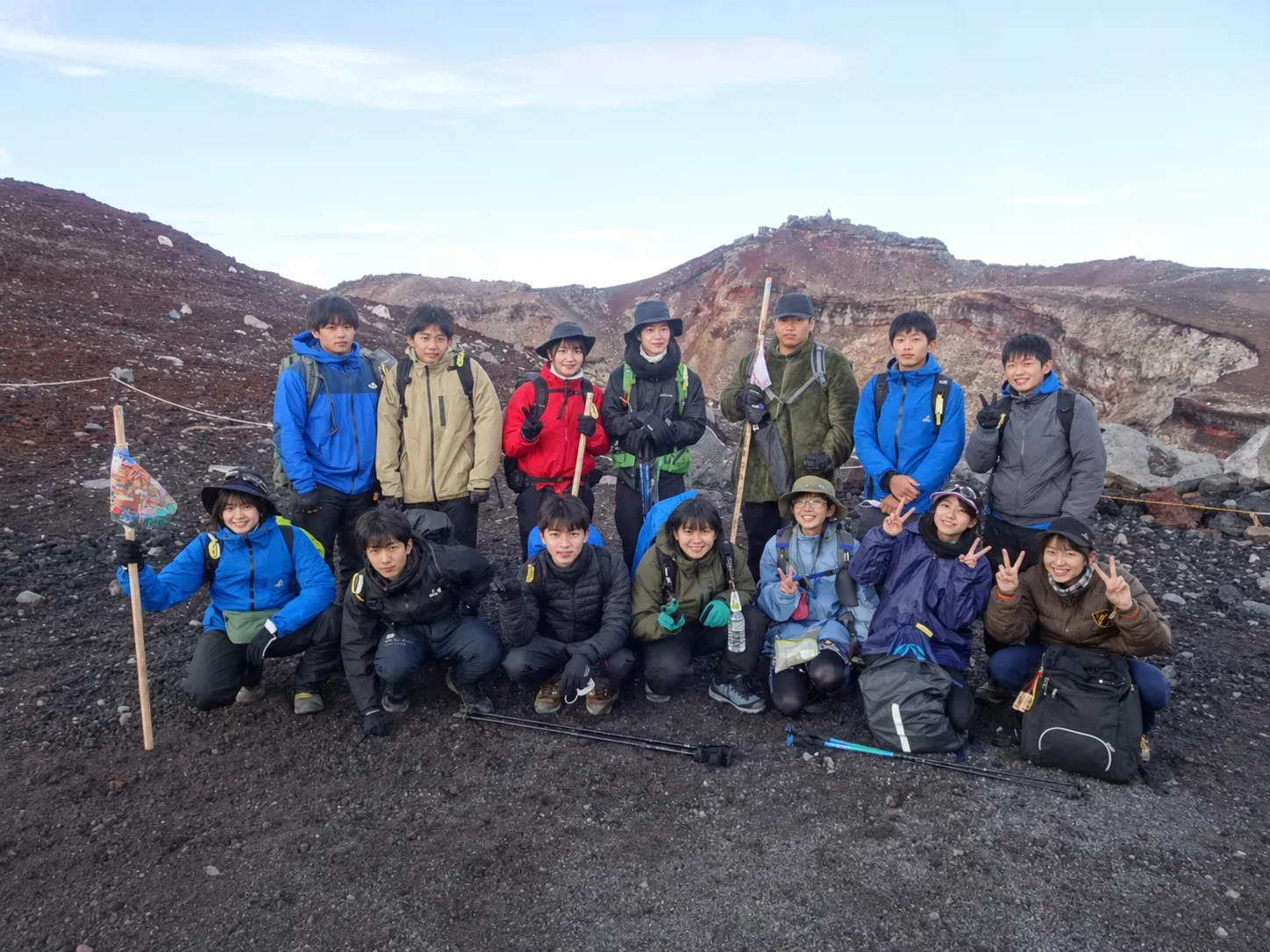 富士登山に挑戦する生徒たち