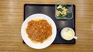 学生食堂のメニュー ミートパスタ