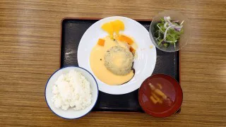 学生食堂のメニュー チーズハンバーグ定食