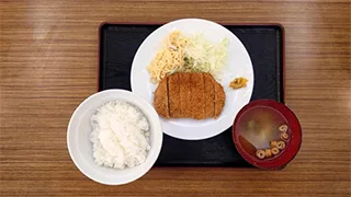 学生食堂のメニュー とんかつ定食