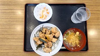 学生食堂のメニュー やきとり丼定食