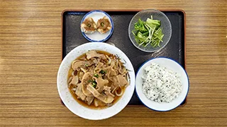 学生食堂のメニュー 肉うどんとわかめご飯定食