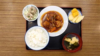 学生食堂のメニュー 酢鶏定食