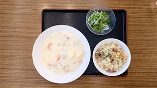 学生食堂のメニュー シチューとウインナーピラフ