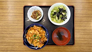 学生食堂のメニュー 豚キムチ丼とチョレギサラダ定食