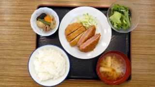 学生食堂のメニュー ミックスフライ(豚・ハム)定食