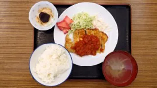 学生食堂のメニュー ポークピカタ定食