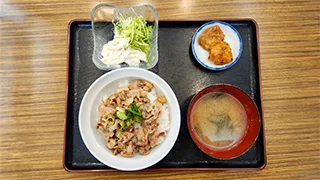 学生食堂のメニュー 豚照りマヨ丼